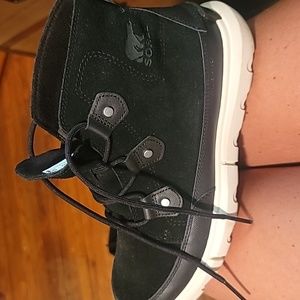 Sorel black tennis shoe boots